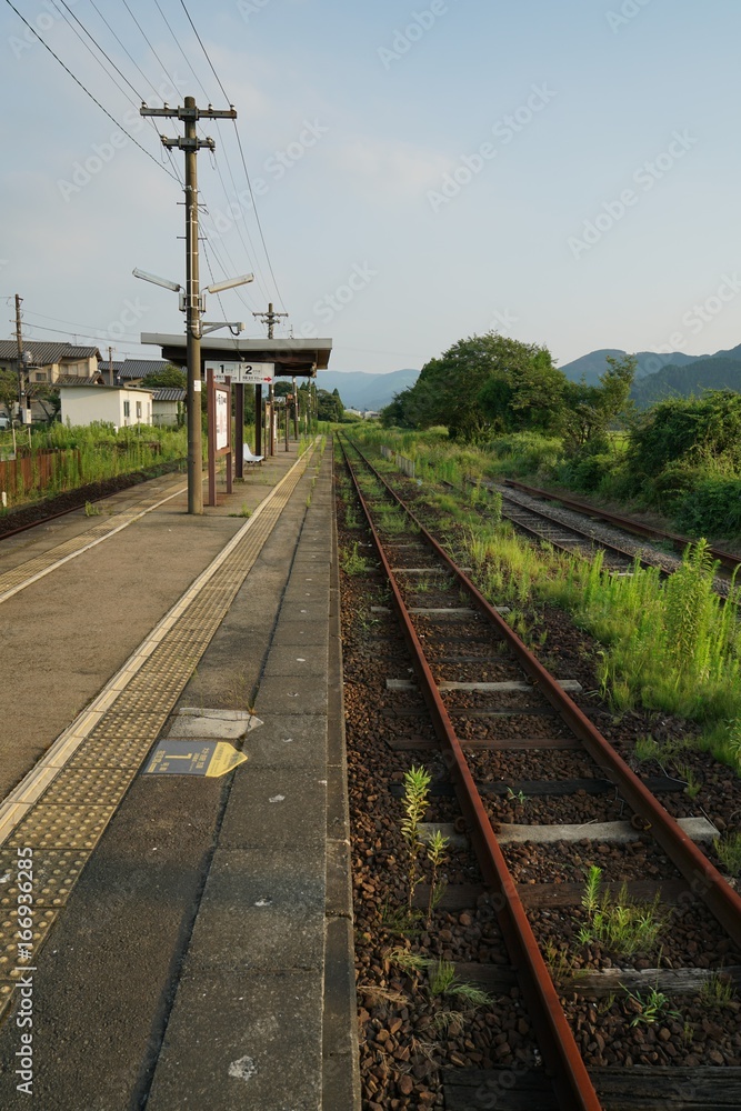 Obraz premium 2016年4月の熊本地震から1年3か月後 復旧の見込みが立たない豊肥本線 駅舎も解体された赤水駅のホーム
