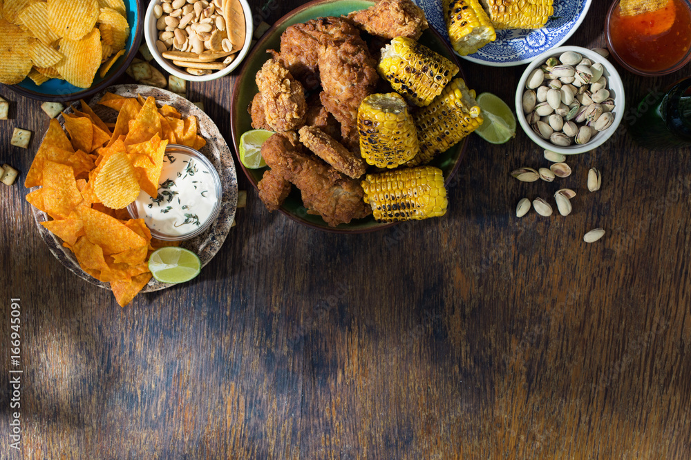 Fried chicken, sauces, potato chips, nachos, peanuts, pistachios and crackers Fried chicken, sauces, potato chips, nachos, peanuts, pistachios and crackers