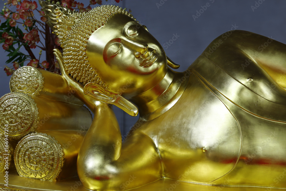 statue of buddha lay down