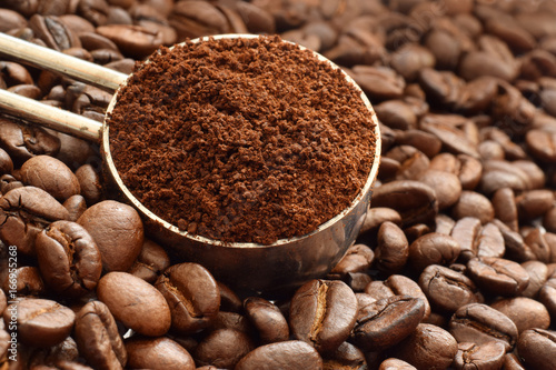 Kaffeebohnen Nahaufnahme und gemahlene Kaffee