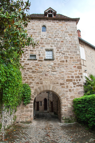 Fototapeta Naklejka Na Ścianę i Meble -  Beaulieu sur Dordogne. Porte d'entrée sur la ville médiévale. Corrèze. Nouvelle Aquitaine