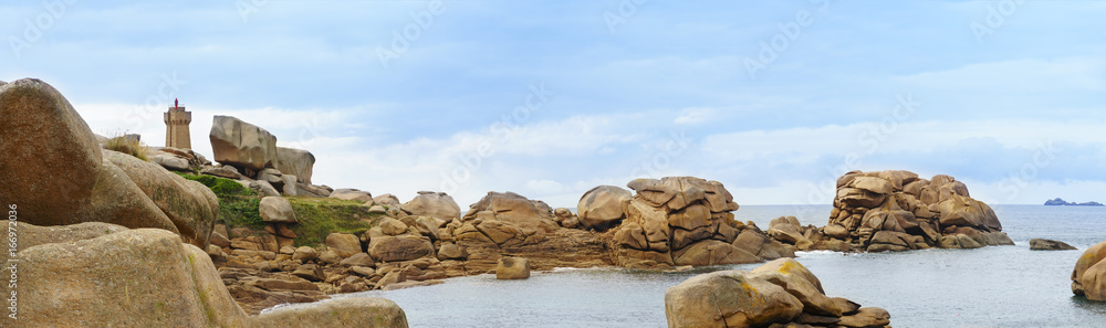 Höhepunkt der Côte de Granit Rose am Leuchtturm von Ploumanac’h auf dem Sentier des Douaniers) Höhepunkt der Côte de Granit Rose am Leuchtturm von Ploumanac’h auf dem Sentier des Douaniers)