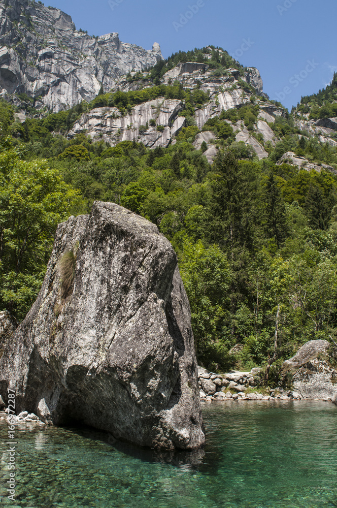 Italia: la roccia gigante chiamata il Bidet della Contessa nella Val di Mello, una valle verde circondata da montagne di granito e boschi