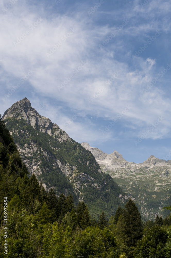 Italia: le cime delle montagne della Val di Mello, una valle verde circondata da montagne di granito e boschi, ribattezzata la Yosemite Valley italiana dagli amanti della natura