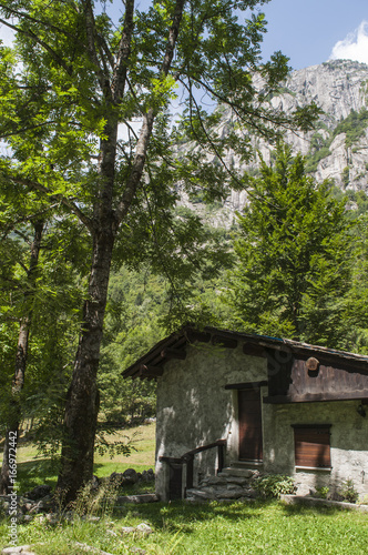 Italia: rifugio di montagna nella Val di Mello, una valle verde circondata da montagne di granito e boschi, ribattezzata la Yosemite Valley italiana dagli amanti della natura © Naeblys