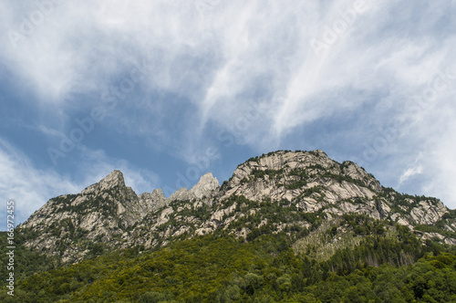 Italia: le cime delle montagne della Val di Mello, una valle verde circondata da montagne di granito e boschi, ribattezzata la Yosemite Valley italiana dagli amanti della natura