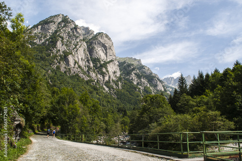 Italia: vista panoramica della Val di Mello, una valle verde circondata da montagne di granito e boschi, ribattezzata la Yosemite Valley italiana dagli amanti della natura