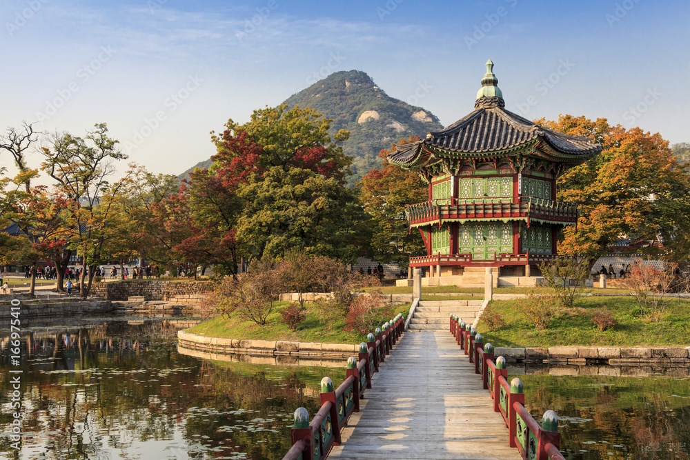 Fototapeta premium Pałac Gyeongbokgung jesienią. Seul, Korea.