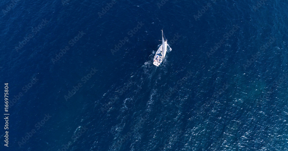 voilier en mer en vue aérienne, espagne 