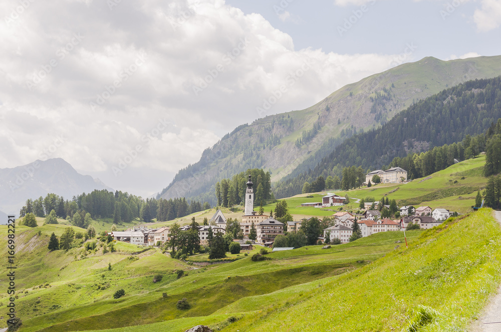 Fototapeta premium Ftan, Bergdorf, Kirche, Engadinerhäuser, Engadin, Unterengadin, Wanderweg, Alpen, via Engiadina, Bergbauer, Graubünden, Sommer, Schweiz