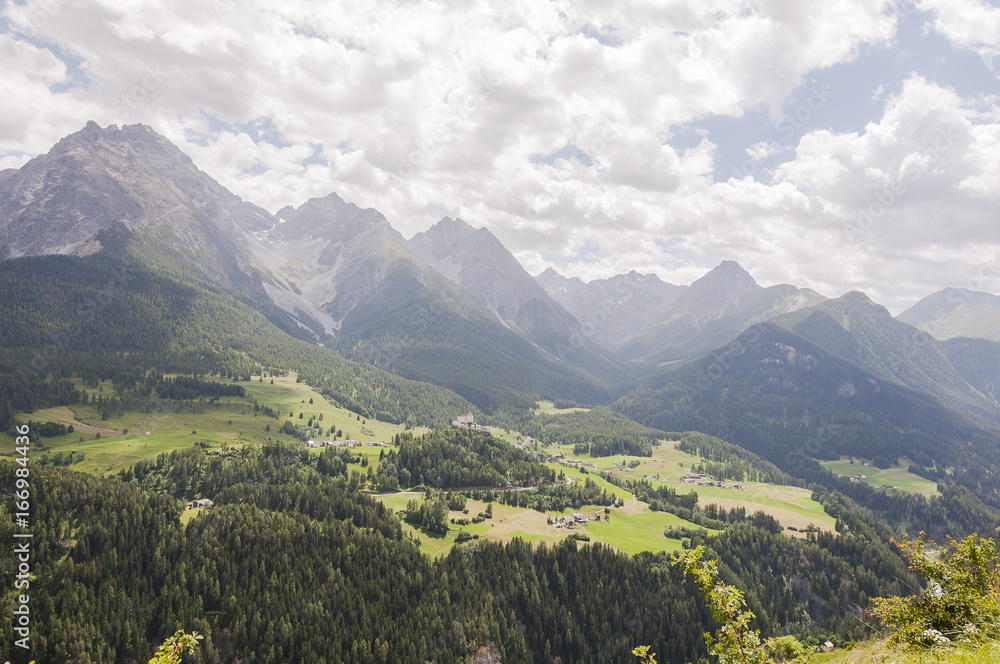 Fototapeta premium Scuol, Dorf, Engadin, Unterengadin, Tarasp, Schloss, Fontana, Kirche, Wanderweg, Alpen, Vulpera, Nationalpark, Bergstrasse, Graubünden, Sommer, Schweiz