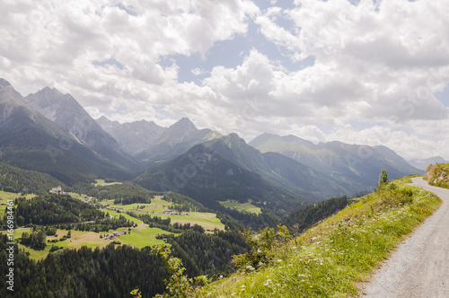 Scuol  Dorf  Tarasp  Schloss  Fontana  Kirche  Ftan  Wanderweg  via Engiadina  Inn  Engadin  Unterengadin  Alpen  Sommer  Graub  nden  Schweiz