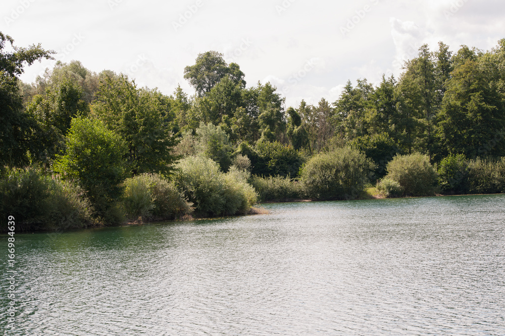 Fototapeta premium Natursee mit Hütte, Bank, Uferansichten, Idylle