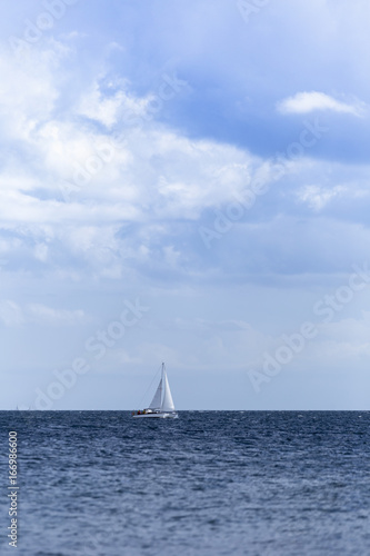 Segelboot in der Ostsee vor Kegnaes in Südals, Dänemark, Skandinavien