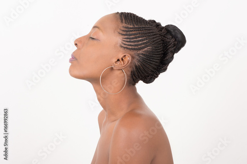 Profil de belle jeune femme  avec une peau lisse et des tresses Africaine Isolé sur fond claire
