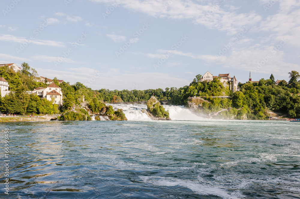 Schaffhausen, Rhein, Rheinfall, Rheinfallbecken, Rheinfallfelsen, Rheinufer, Uferweg, Schloss Laufen, Eisenbahnbrücke, Schifffahrt, Sommer, Schweiz Schaffhausen, Rhein, Rheinfall, Rheinfallbecken, Rheinfallfelsen, Rheinufer, Uferweg, Schloss Laufen, Eisenbahnbrücke, Schifffahrt, Sommer, Schweiz