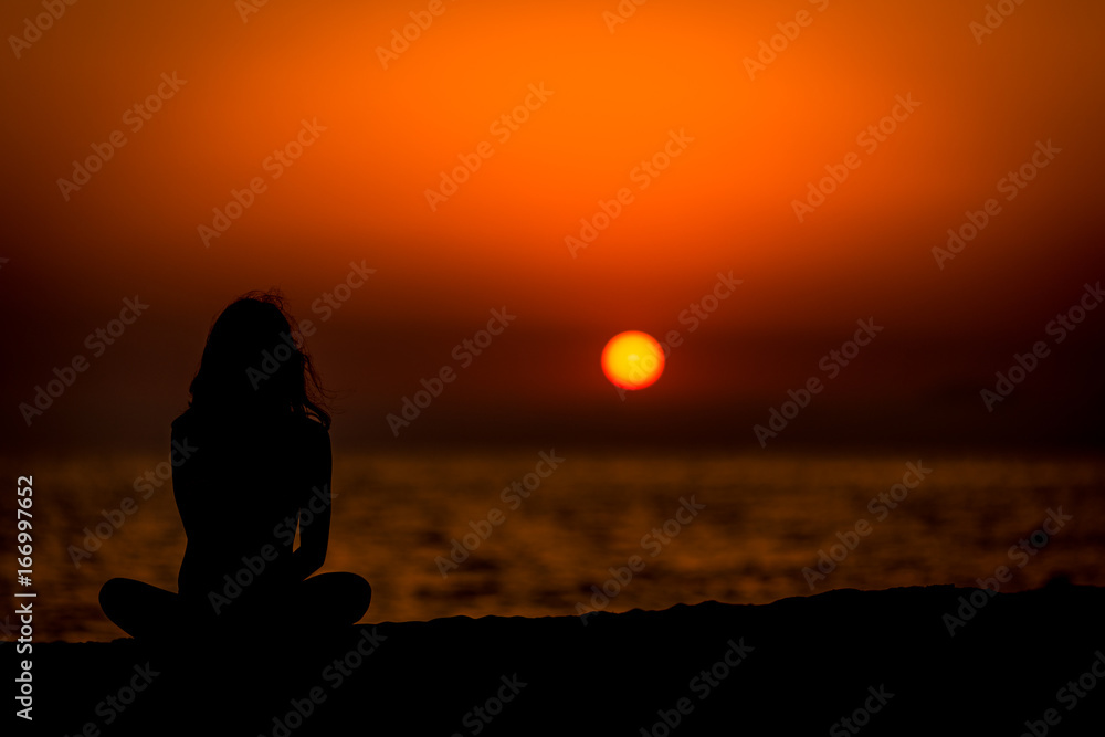 Fototapeta premium Girl in sunset meditation