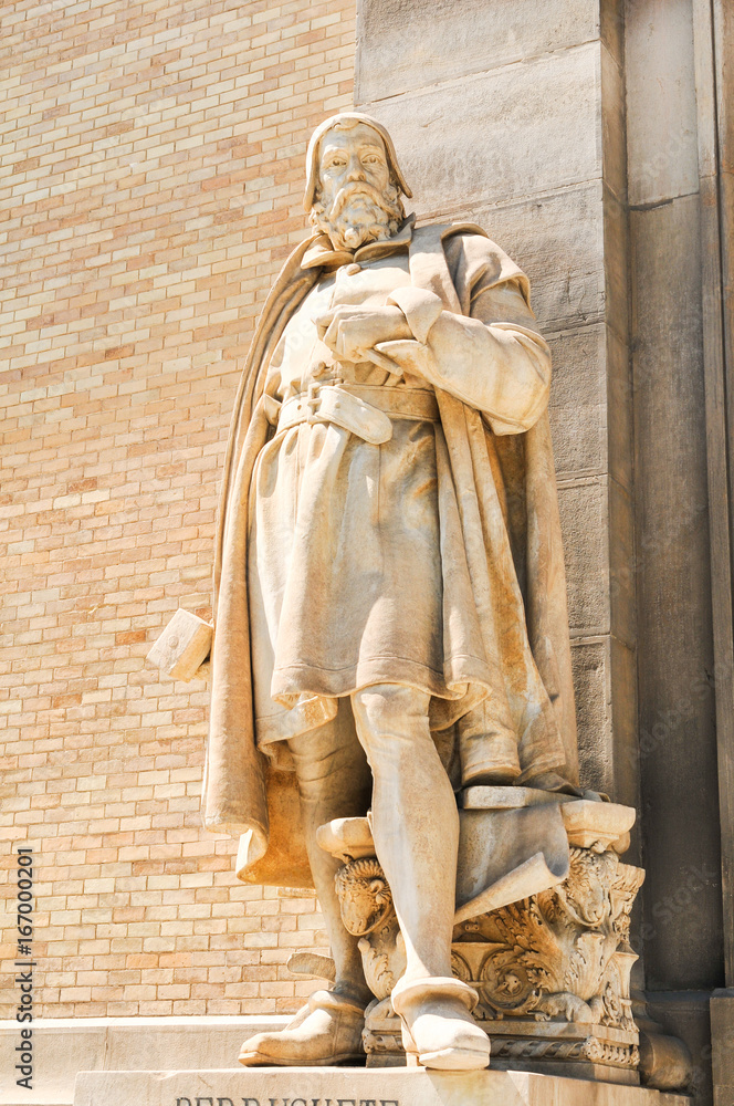 Obraz premium Old statue in Madrid, Spain