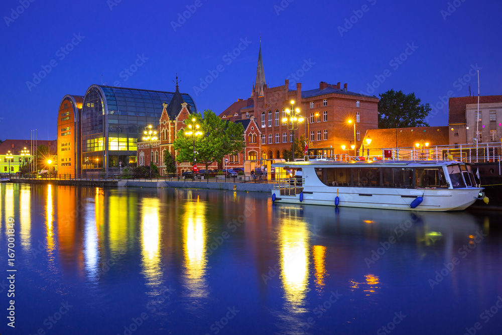 Fototapeta premium Architecture of Bydgoszcz city with reflection in Brda river at night, Poland