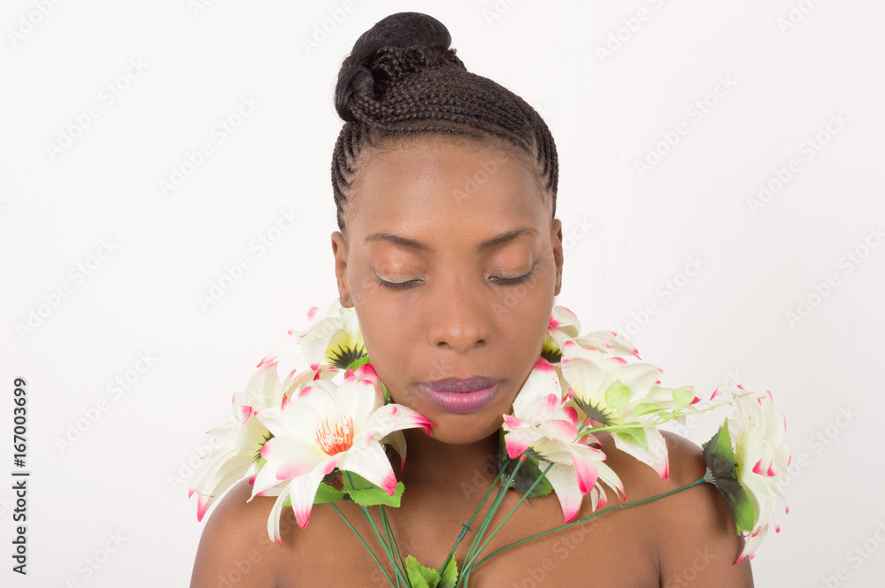 Portrait De Jeune Femme Belle Posant Les Yeux Fermés Avec Une Couronne De Fleurs Blanche Stock 