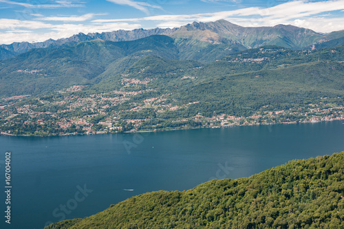 Verschiedene Blicke auf Lago Maggiore vom Sasso del Ferro