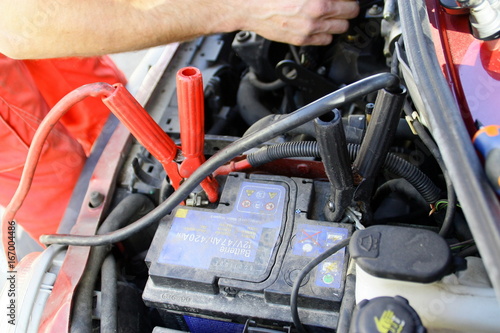 mécanicien automobile,et câble de démarrage ,panne de batterie  © Patryssia