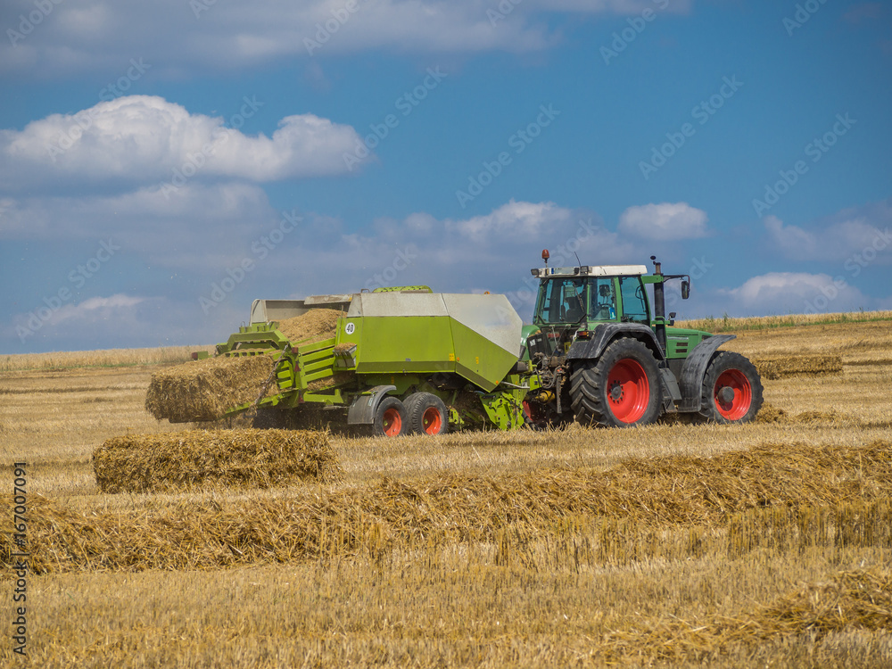 Traktor mit Strohpresse, Strohernte Traktor mit Strohpresse, Strohernte