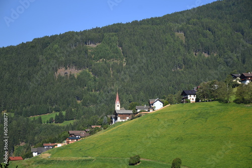 Osttirol, Pustertal, Pustertaler Höhenstraße, Lienzer Dolomiten, Berg, Tal, Straße, Bergstraße, Dorf, Sommer, Zentralalpen, Assling photo