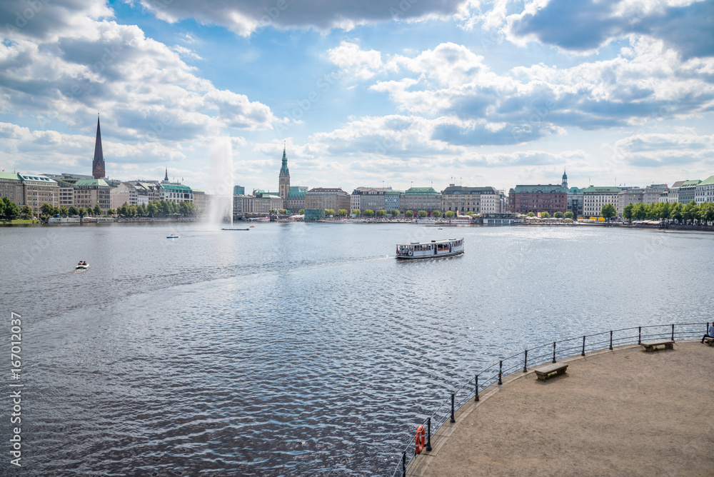 Obraz premium Binnenalster Lake with fountain in Hamburg, Germany