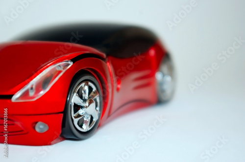 coche deportivo rojo difuminado con fondo claro