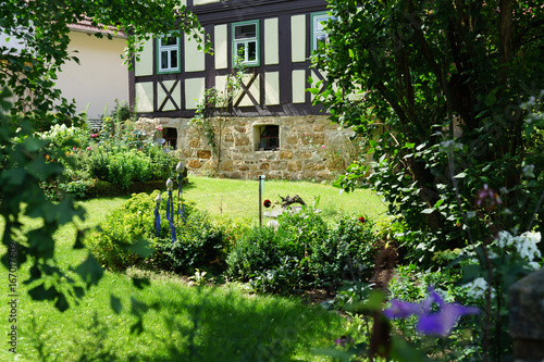 D, Bayern, Unterfranken, Landkreis Hassberge, Garten in Rabelsdorf, Fachwerkhäuser und Bauerngarten photo