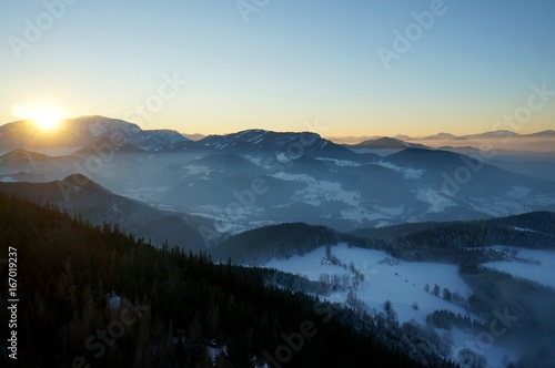 Sonnenuntergang in Winterlandschaft in den Bergen © grahof_photo