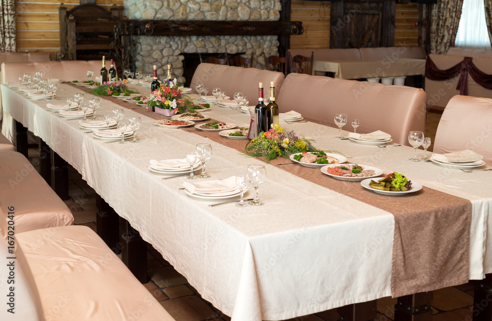 Beige serviette on white empty plate on dinner table in blur. Table setting  in restaurant, selective focus. Table served for wedding banquet, close up  view. Stock Photo | Adobe Stock