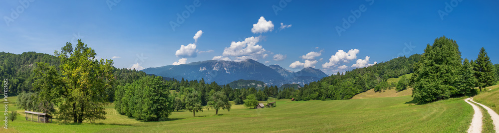 Idyllische Landschaft in Slowenien mit Blick auf Gebirge