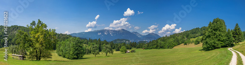 Idyllische Landschaft in Slowenien mit Blick auf Gebirge