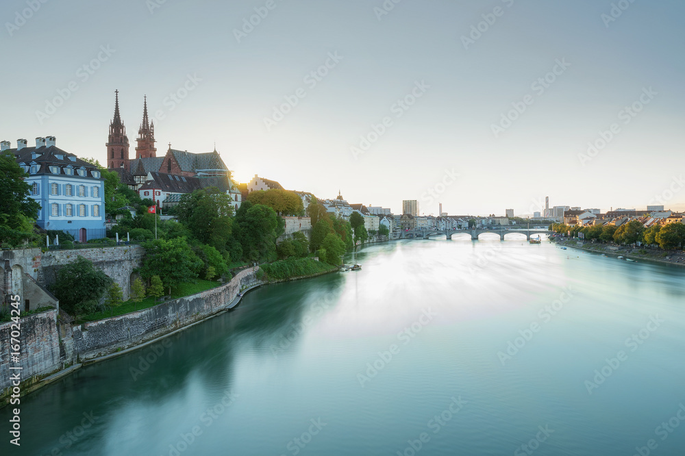 Basler Münster mit Pfalz und der Mittleren Rheinbrücke