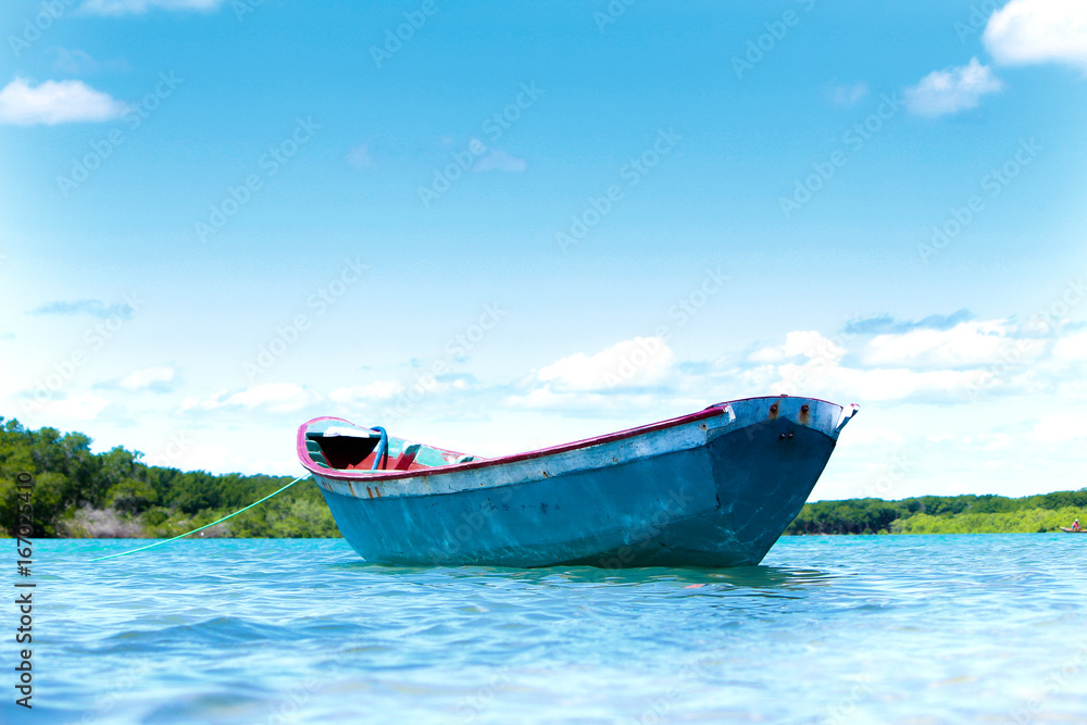 Barco na praia do litoral do Brasil