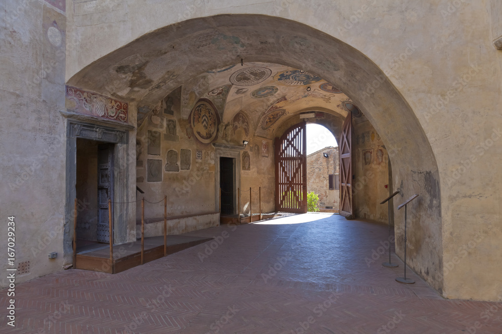 Toskana-Stadtpanorama, Certaldo im Chianti-Gebiet, Pretorio Palace, Eingang mit vielen Wappen, u.a. der Medici