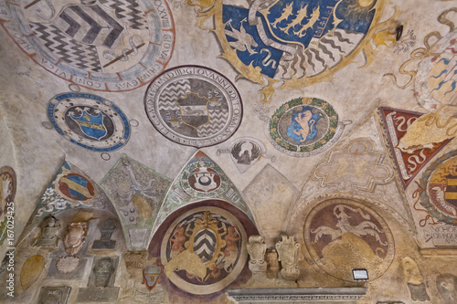 Toskana-Stadtpanorama, Certaldo im Chianti-Gebiet, Pretorio Palace, Eingang mit vielen Wappen, u.a. der Medici 