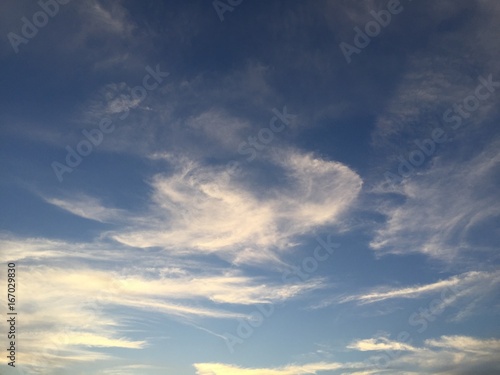 Blauer Himmel mit Wolken und Lichtstimmung