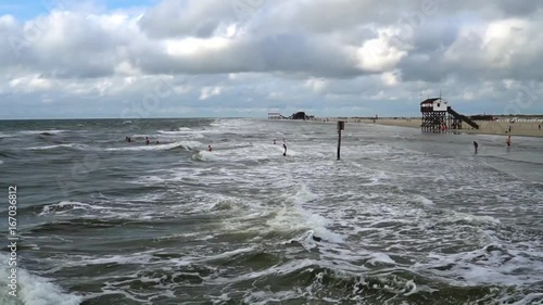Gezeiten - Flut, stürmische Nordsee bei St. Peter Ording