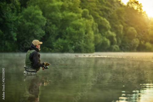 Sport rybak polowanie na ryby. Wędkowanie na świeżym powietrzu w rzece