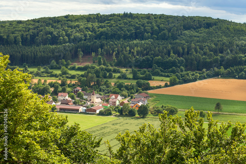 Hügel Tal Dorf Kirche Felder