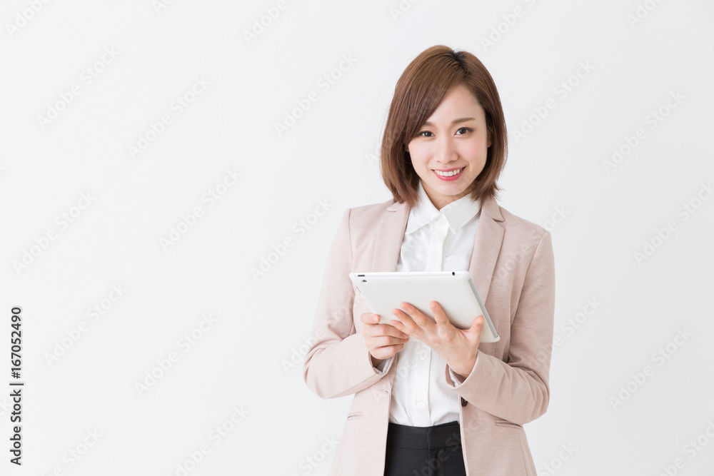 タブレットを見る女性　ビジネス