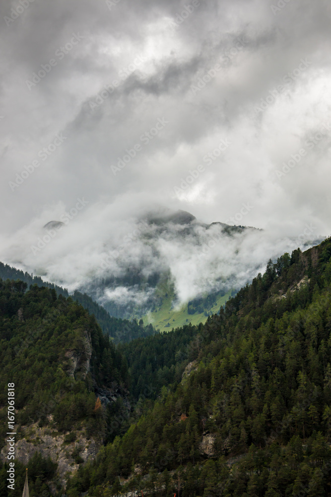 Berge und Wolken