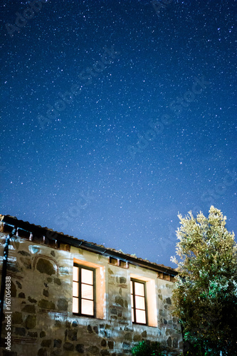 Häuschen in der Toskana am Abend, Sternenhimmel photo