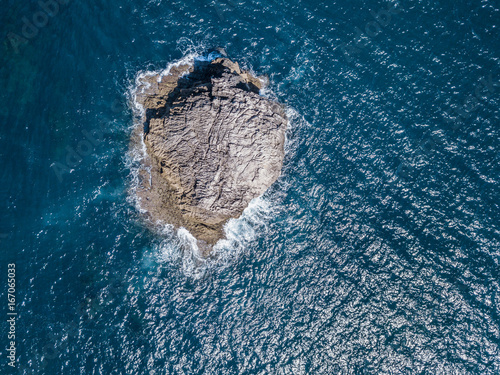 vista aerea de una roca en el mar © pifate