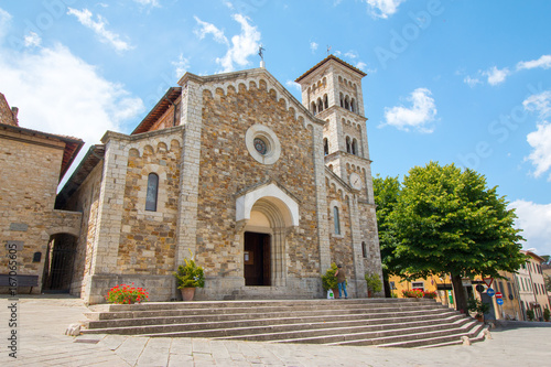 Kirche in lieblicher Kleinstadt Castellina, Chianti, Toskana