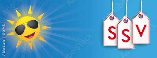 Sommerschlussverkauf SSV Preisschilder vor einem blauen Himmel und Sonne mit Sonnenbrille und Sonnenstrahlen