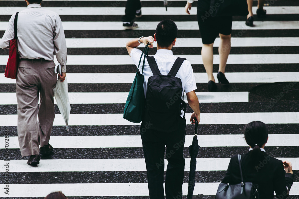 横断歩道を渡る人々 Stock 写真 | Adobe Stock